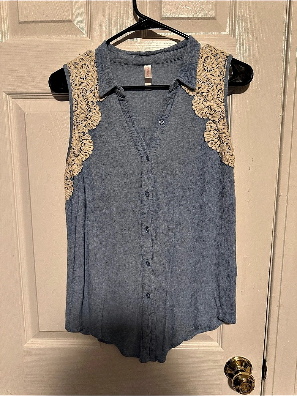 Sleeveless Lace Detail Top in Blue Size Medium Like New